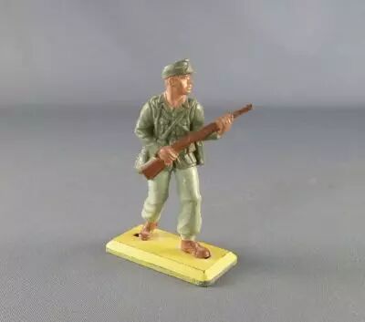 britains_deetail___ww2___allemand___afrika_corps_avancant_avec_fusil_1