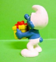 20538  Smurf with yellow gift box