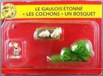 Asterix - ATLAS Editions - Gaul\'s village - #17 : amazed gaul + pigs + copse Open Card