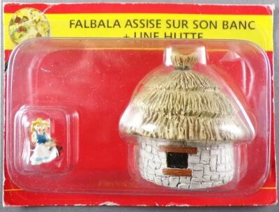 /Asterix - Editions ATLAS - Le Village - n�18 :  Falbala Assise sur son Banc + une Hutte Blister Ouvert