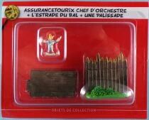 Asterix - Editions Hachette - Le Village - N°32 : Assurancetourix Chef d\'Orchestre + l\'Estrade du Bal + une Palissade Neuf Blist