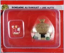 Asterix - Editions Hachette - Le Village - N°43 : Bonemine au Banquet + une Hutte Neuf sous Blister
