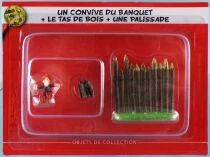 Asterix - Editions Hachette - Le Village - N°59 : un Convive du Banquet + un Tas de Bois + une Palissade Neuf sous Blister