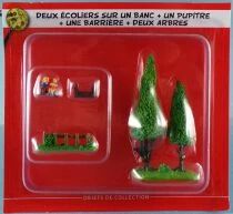 Asterix - Hachette Editions - Gaul\'s Village - #40 : Two Schoolchildren on Bench + Desk + a Barrier + Two Trees Mint on Card