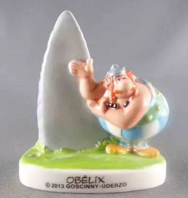 Asterix - Medium F�ve Porte Bougie Porcelaine Vernie 2013 Bob�che - Ob�lix Pr�sentant un Menhir