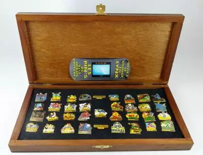 Atari Lynx - Coffret de 35 pin\'s metal \ D�fi Lynx\  avec r�gle du jeu - Atari 1991