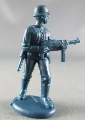 Atlantic 1:32 WW2 2101 German Infantry Walking Both Hands on MG