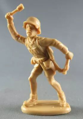 Atlantic 1:32 WW2 2108 German Afrika Korps Grenade Thrower & Continental Helmet