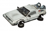 Back to the Future Part.II - Diamond Select Toys Delorean \ Frozen\  1/15 Scale Time Machine (Light & Sound Effects) - Limited Edi