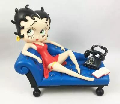 Betty Boop - Statue R�sine 20cm - Betty Boop allong�e sur Sofa (2003)