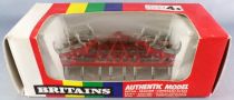 Britains - Agricole - Matériel Herse Rouge avec Bras Articulés en Boite (réf 9550)