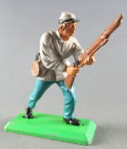 Britains Deetail - Confederate - Footed advancing both hands on rifle