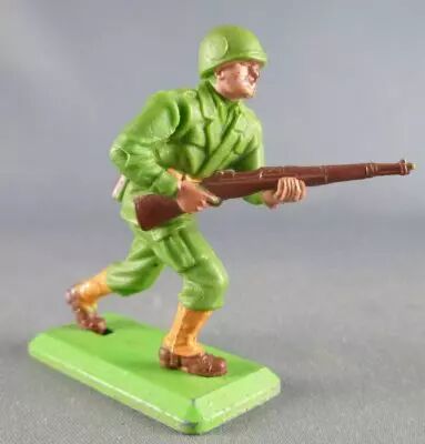 Britains Deetail - WW2 - Am�ricain - Avan�ant les 2 mains sur fusil