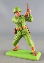 Britains Deetail - WW2 - Américain - Beating both hands on rifle (bended right leg)