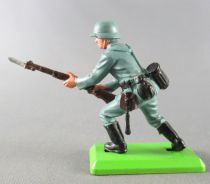 Britains Deetail - WW2 - German - 1st series charging Bayonet Mint Condition