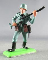 Britains Deetail - WW2 - German - 2sd series advancing M-G accross the chest