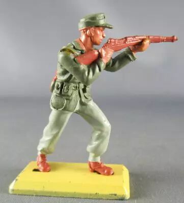 Britains Deetail - WW2 - German - Afrika Corps standing firing rifle
