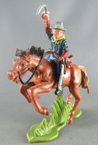 Britains Herald - 7ème de Cavalerie U. S. - Cavalier carabine en travers sabre levé cheval marron 1