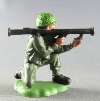 Britains Herald - Khaki Infantry - Firing bazooka kneeling