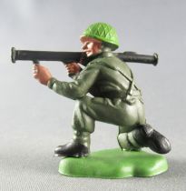 Britains Herald - Khaki Infantry - Firing bazooka kneeling