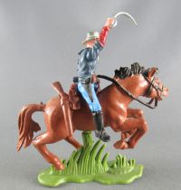 Britains Herald - U.S. 7th Cavalry -  Mounted with rifle sabre up brown horse 1