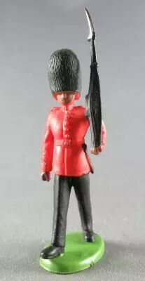 Britains Herald Soldat de R�giment Garde Anglais d�filant fusil �paule gauche 1