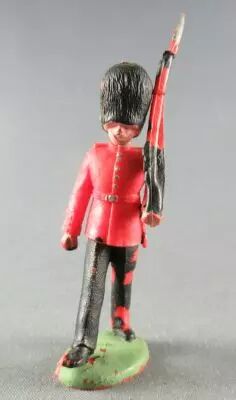 Britains Herald Soldat de R�giment Garde Anglais d�filant fusil �paule gauche 4