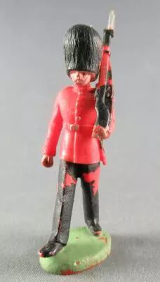 Britains Herald Soldat de R�giment Garde Anglais d�filant fusil �paule gauche 5