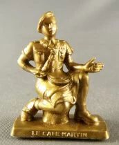 Caf&eacute; Martin Life in the Nature n&deg; 01 Scout Eating Sitting