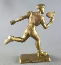 Caf&eacute; Martin Life in the Nature n&deg; 11 Scout runing with pennant