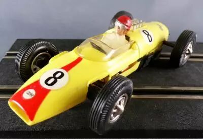 Carrera Universal 403 - Lotus Climax Cooper T66 F1 Jaune Pale Bande Rouge N�8 sans Boite 1/32 2