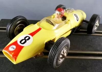 Carrera Universal 403 - Lotus Climax Cooper T66 F1 Jaune Pale Bande Rouge N�8 sans Boite 1/32