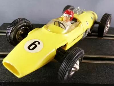 Carrera Universal 403 - Lotus Climax Cooper T66 F1 Jaune Pale sans Bande Rouge N�6 sans Boite 1/32