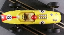 Carrera Universal 40403 - Lotus Climax / Cooper T66 F1 Jaune Pale N°8 sans Boite 1/32
