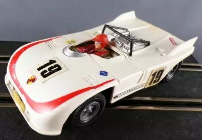 Carrera Universal 40432 - Porsche 908 Blanche Bande Rouge N�19 sans Boite 1/32