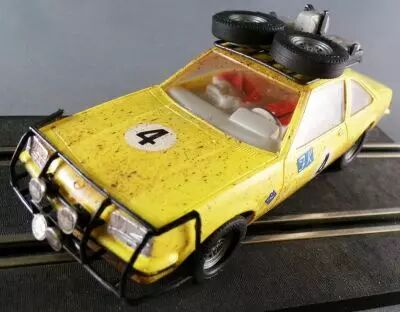 Carrera Universal 40442 - Opel Manta 400 Rallye N�4 sans Boite 1/32