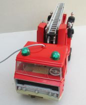 CHR - Bernard Fire Truck Pomper Big Ladder Wire Guided 45cm Boxed