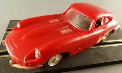 Circuit 24 ref 8205 - Red Jaguar E Type Chrome Wheels 1