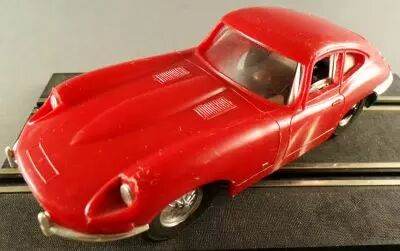 Circuit 24 ref 8205 - Red Jaguar E Type Chrome Wheels 2