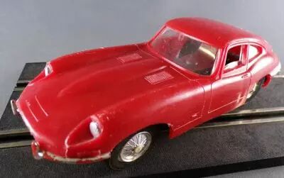 Circuit 24 ref 8205 - Red Jaguar E Type Chrome Wheels 3