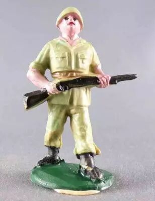 Cyrnos - Arm�e Moderne - Soldat Casqu� Couleur Plastique M�lang� - Tenant Fusil � 2 Mains