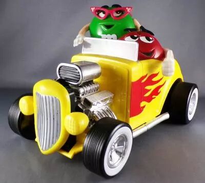 Distributeur de bonbons M&M\'s - Rouge & Vert en Voiture Roadster Jalopy