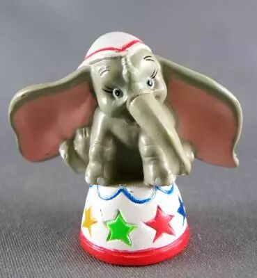 Dumbo the elephant - Kid\'M Disney Classic Pvc Figure - Dumbo on Podium