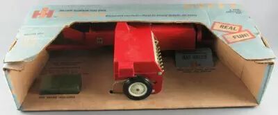 ERTL 447 Mat�riel Agricole Botteleuse International Hay Baler 1/16 Neuf Boite