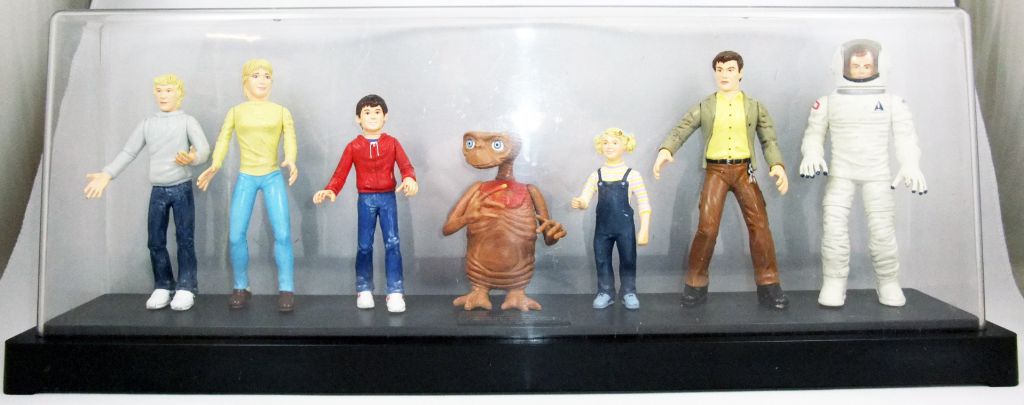 E.T. - Toys 'R' Us Exclusive - Set of 7 figures on sound display