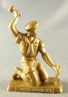 Figurine Publicitaire Caf� Martin La Vie au Grand Air n� 03 Scout Plantant un Piquet