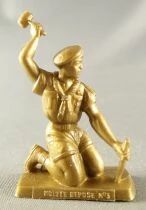 Figurine Publicitaire Caf&eacute; Martin La Vie au Grand Air n&deg; 03 Scout Plantant un Piquet