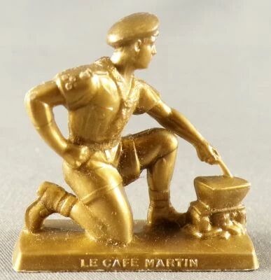 Figurine Publicitaire Caf� Martin La Vie au Grand Air n� 06 Scout � Genoux Cuisinant