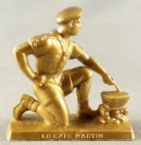 Figurine Publicitaire Caf&eacute; Martin La Vie au Grand Air n&deg; 06 Scout &agrave; Genoux Cuisinant