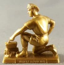 Figurine Publicitaire Caf&eacute; Martin La Vie au Grand Air n&deg; 06 Scout &agrave; Genoux Cuisinant